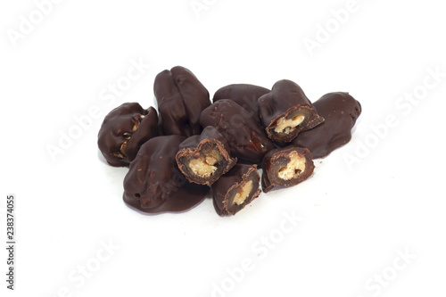 frutta secca datteri ricoperti con uno strato di cioccolata photo
