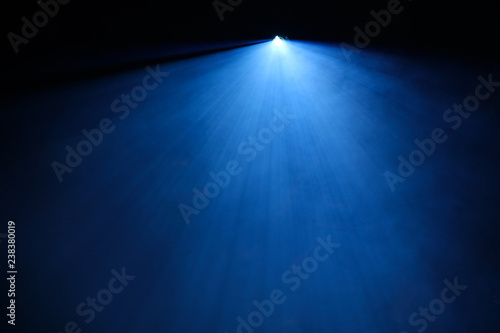 spot lumière spectacle concert faisceau lumineux bleu led scène éclairage éclairer artiste musique photo