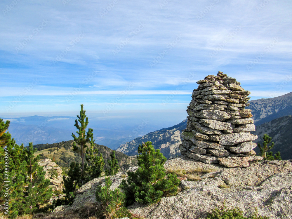 Φωτογραφία Cairn and mountain landscape in the French Pyrenees near the Pic du Canigou, Reg
