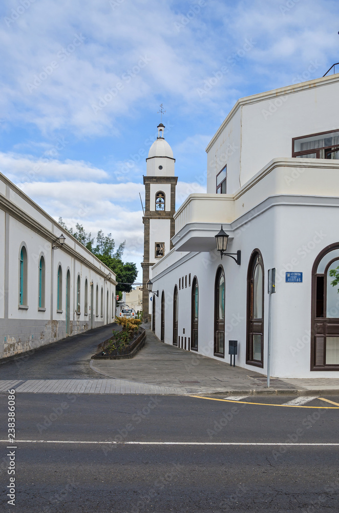 Φωτογραφία Typical street Calle Manuel Miranda with San Gines church in Arrecife, Lanzarote