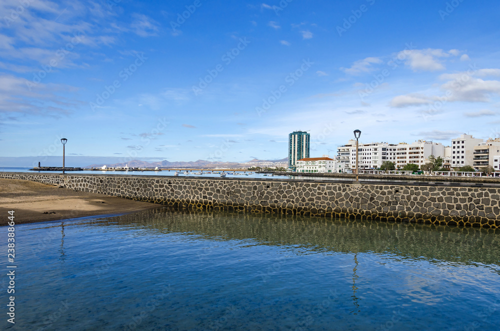 Φωτογραφία Waterfront of  a port town Arrecife with the Arrecife Gran Hotel in Lanzarote, Spain