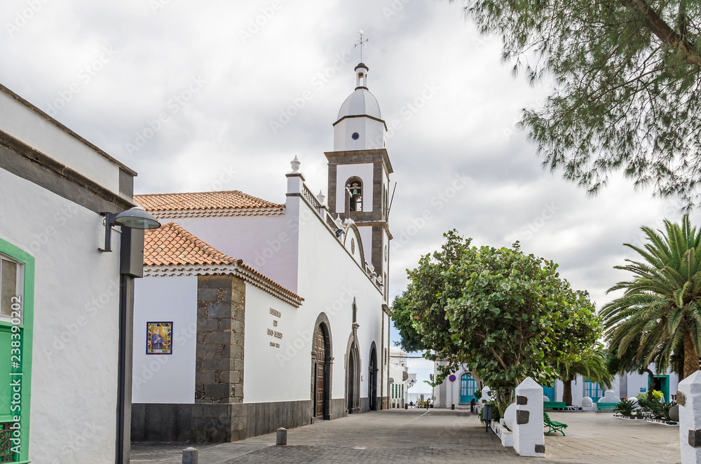 Φωτογραφία Plaza de Las Palmas with the church San Gines in the old town of Arrecife on Lan