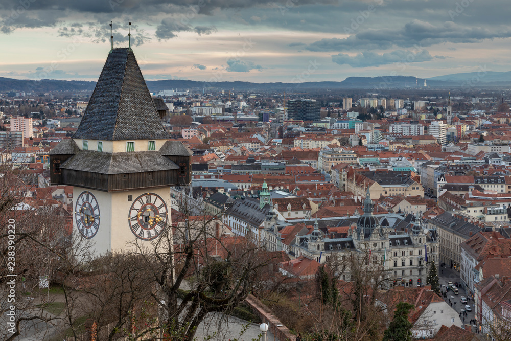 Φωτογραφία schlossberg hill  with the landmark clocktower uhrturm in winter, graz, austria