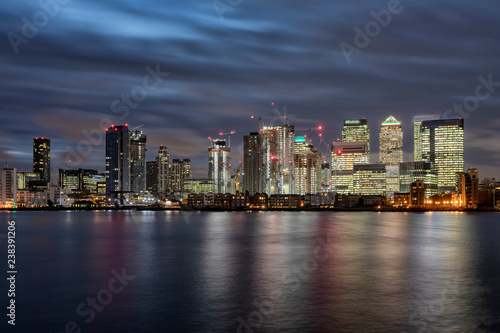 Blick auf das beleuchtete Finanzzentrum Canary Wharf in London bei Nacht  Gro  britannien
