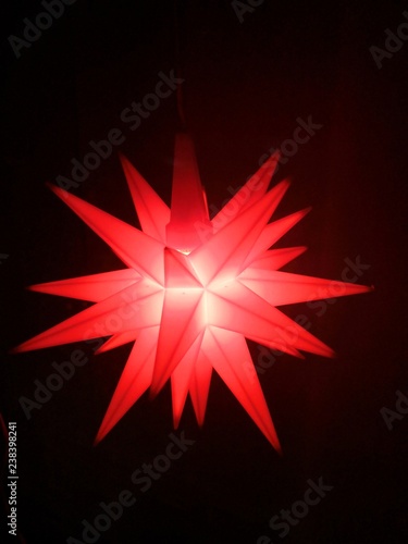 Herrnhuter Weihnachtsstern rot isoliert auf schwarz, Freisteller