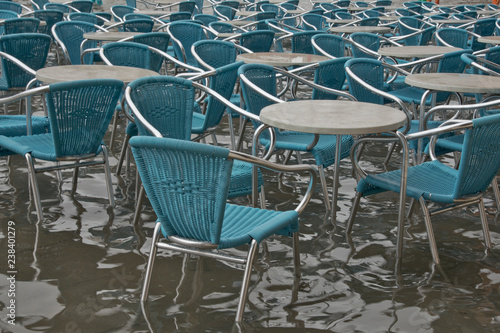 Ein überflutetes Cafe - Restaurant in Venedig auf dem Markusplatz