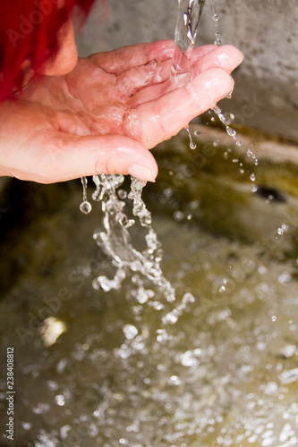 Beber agua de la mano en una fuente 
