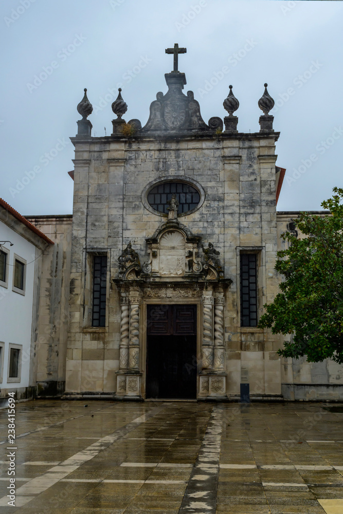 Porta de entrada da  Sé de Aveiro Portugal, em cores, em alta resolução
