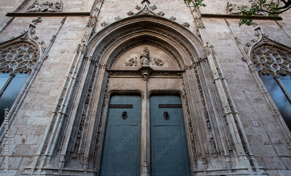 puerta ornamentada antigua