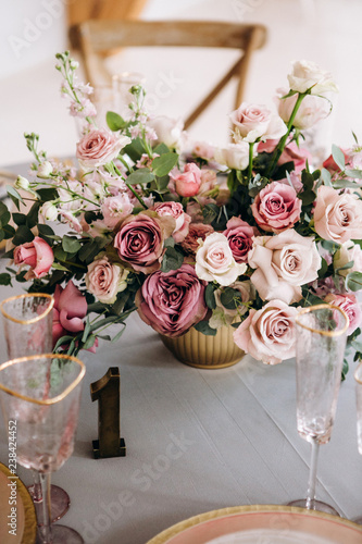 Beautiful decoration fo the wedding table.