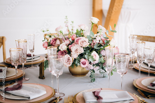 Beautiful decoration fo the wedding table.