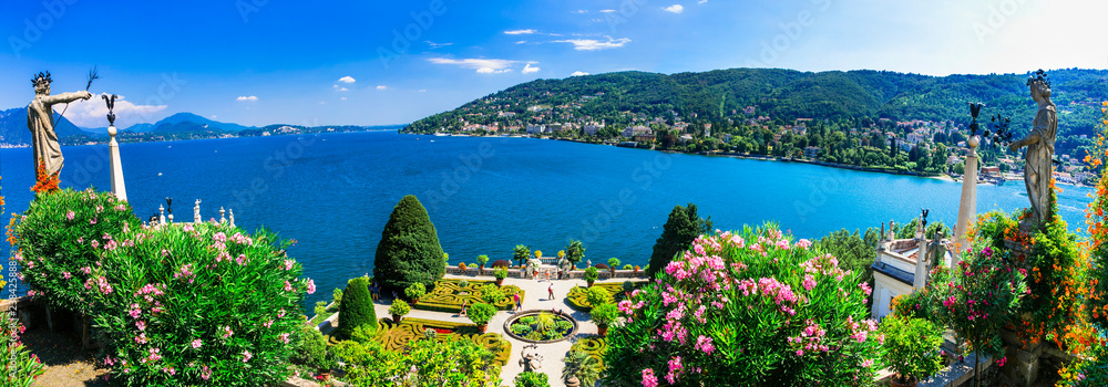 Naklejka premium Lago Maggiore - piękna "Isola bella" z ozdobnymi ogrodami kwiatowymi. Północne Włochy