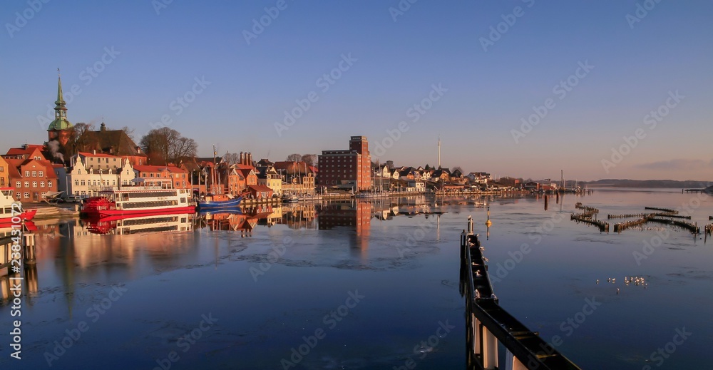 Fototapeta premium schönes Stadt Panorama mit Hafen von Kappeln an der Schlei