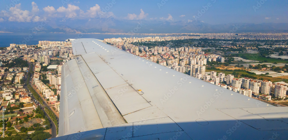 Fototapeta premium Airplane wing above Antalya