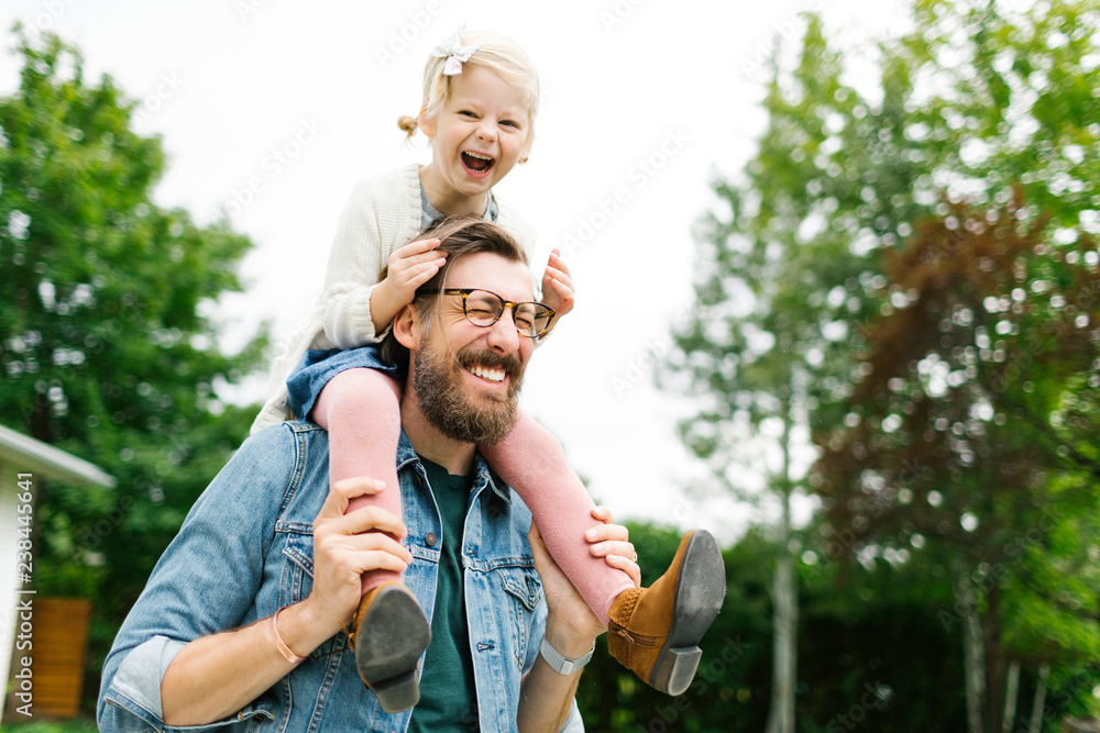 © Jessica Peterson/Tetra Images - Father giving daughter piggyback ride © Jessica Peterson/Tetra Images - Father giving daughter piggyback ride
