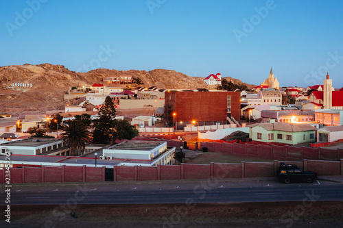 Plakat A town at sunset