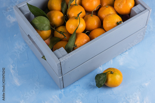 Fresh tangerines in box wit...