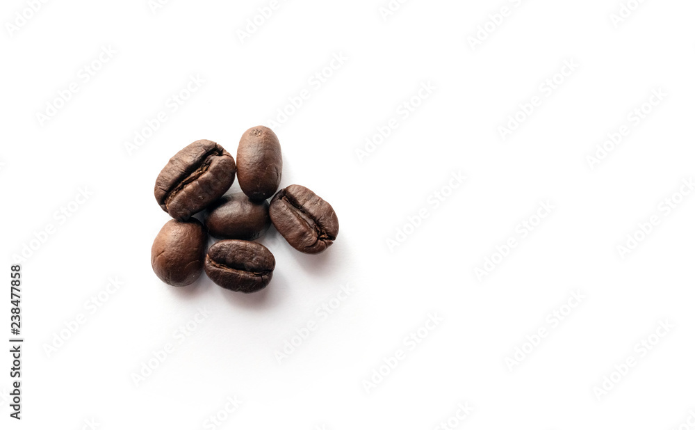 Naklejka premium Coffee beans on white background.