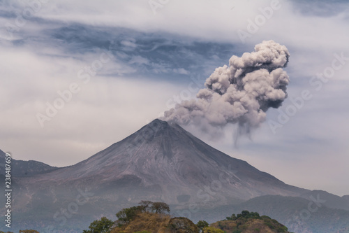 El volcán de Colima se ve muy impresionante.