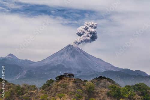 El volcán de Colima está empezando a lanzar humo. 