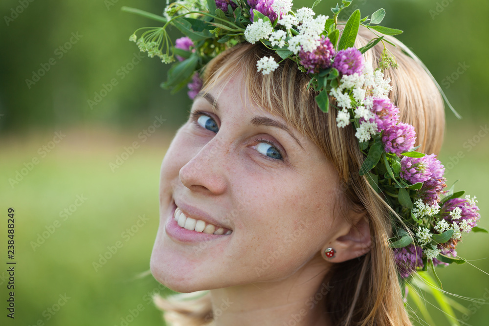 Naklejka premium Lady with wreath