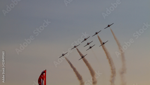 Obraz na płótnie 9 plane formation flyover w salonie