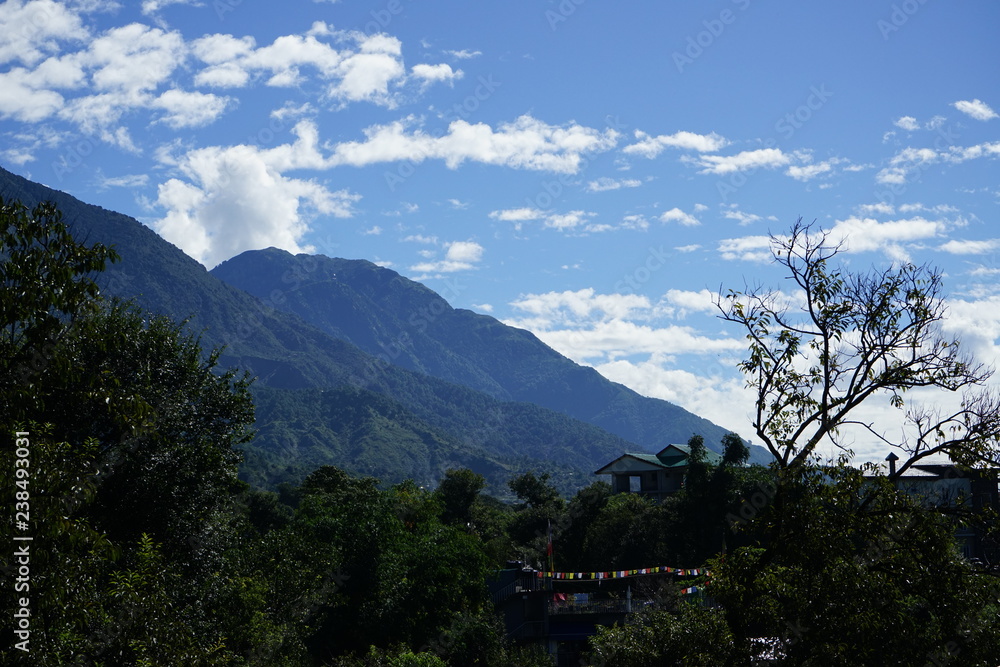 Fototapeta premium blue sky and mountain of Himachal Pradesh in India