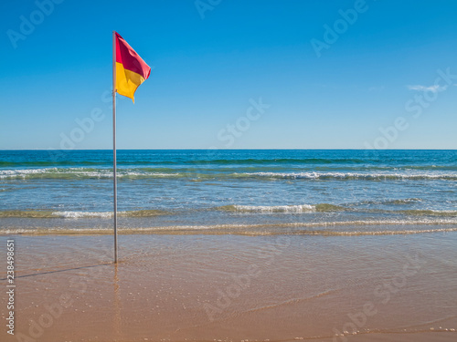 фотографія Red and yellow safe swimming flag on an Australian beach