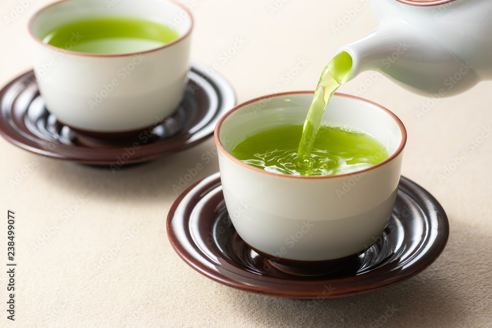 お茶を注ぐ