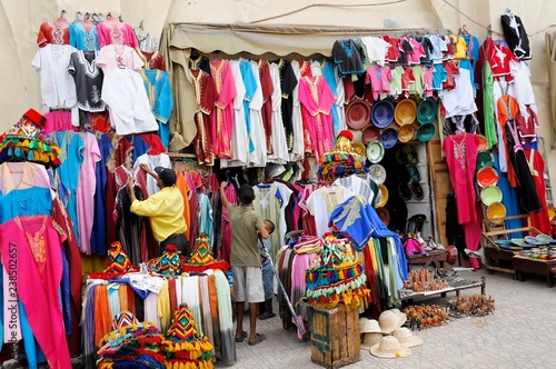 Kleidung, Souvenirs, Andenken in einem Souvenirladen an der Place Djemma el-Fna, "Gauklerplatz" oder "Platz der Gehenkten", Marrakesch, Marokko, Afrika
