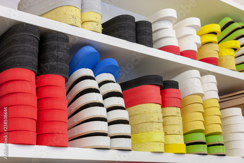 orthopädische Schuheinlagen im Regal