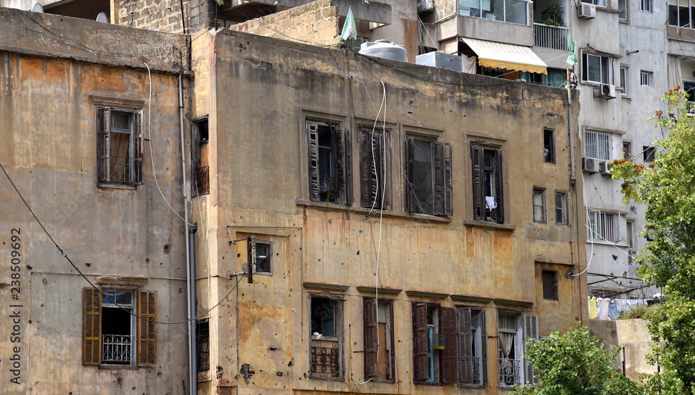 Kriegsspuren an der Fassade eines Wohnhauses in Beirut
