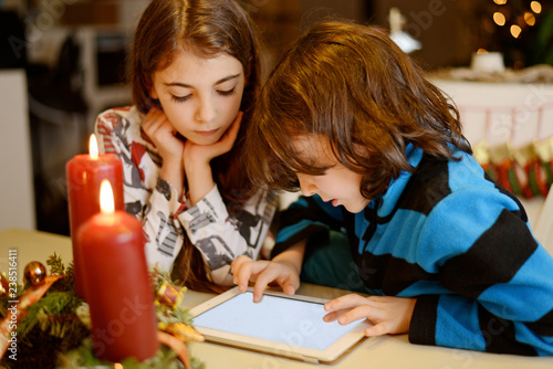 Kinder an Weihnachten mit Tablet
