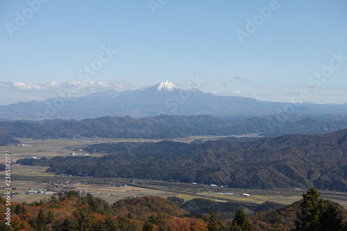松江市の京羅木山から見た晩秋の出雲富士大山