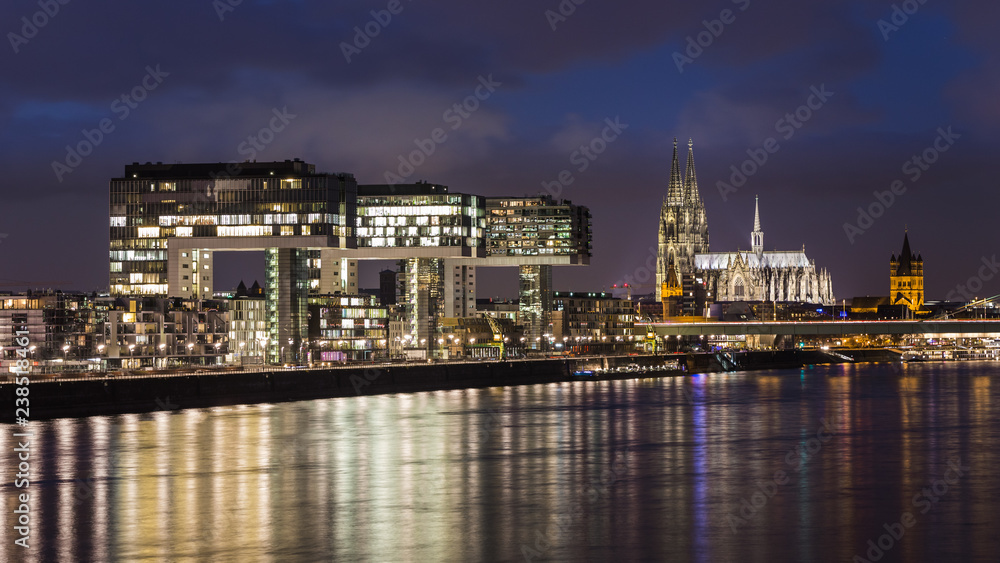 Cologne Cathedral and the illuminated Kranhäuser (