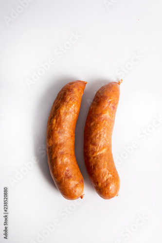 Kiełbasa z dziczyzny. Sucha kiełbasa na białym tle.