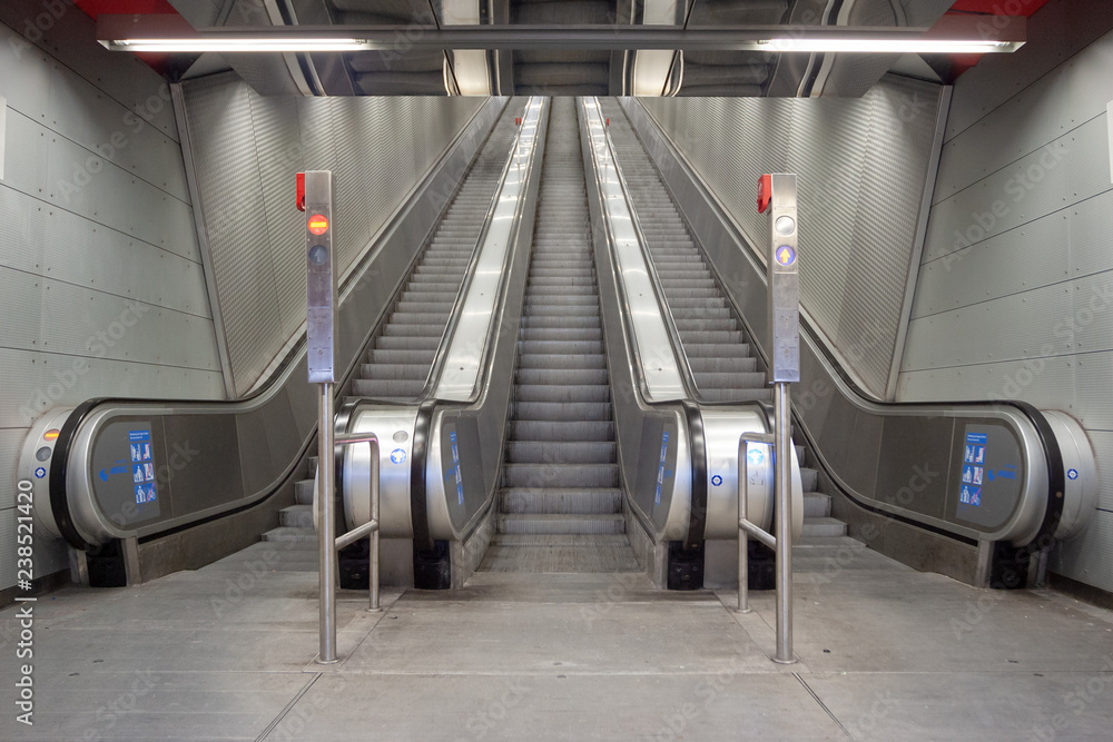 Obraz premium Rolltreppen öffentlicher Nahverkehr