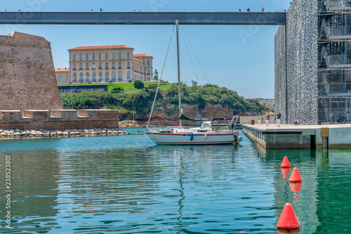 Segelyacht am Museum photo