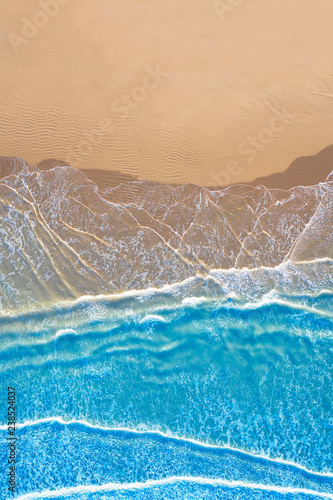 mare azzurro in spiaggia vista dall'alto