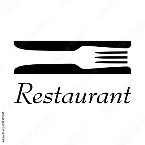 Logotipo con texto Restaurant con tenedor en espacio negativo entre cuchillos en color negro