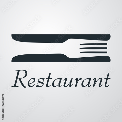 Logotipo Restaurant con tenedor en espacio negativo entre cuchillos en fondo gris