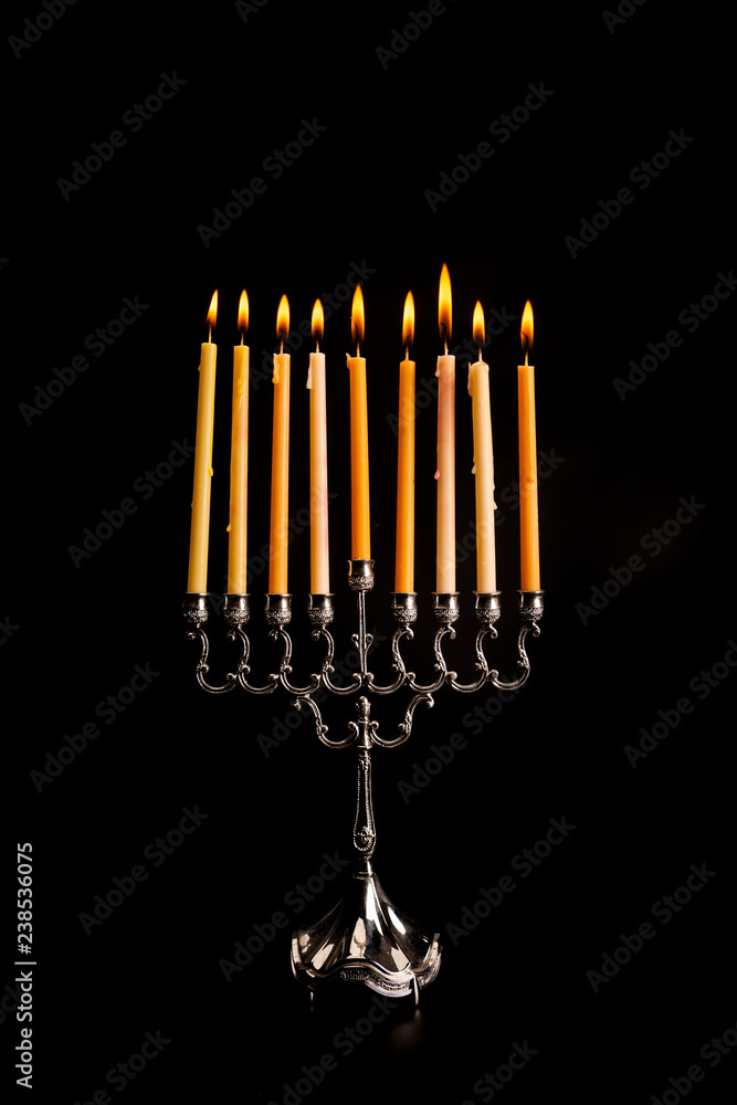 Chanukija dziewięcioramienny świecznik żydowski zapalany podczas święta Chanuka. - obrazy, fototapety, plakaty 