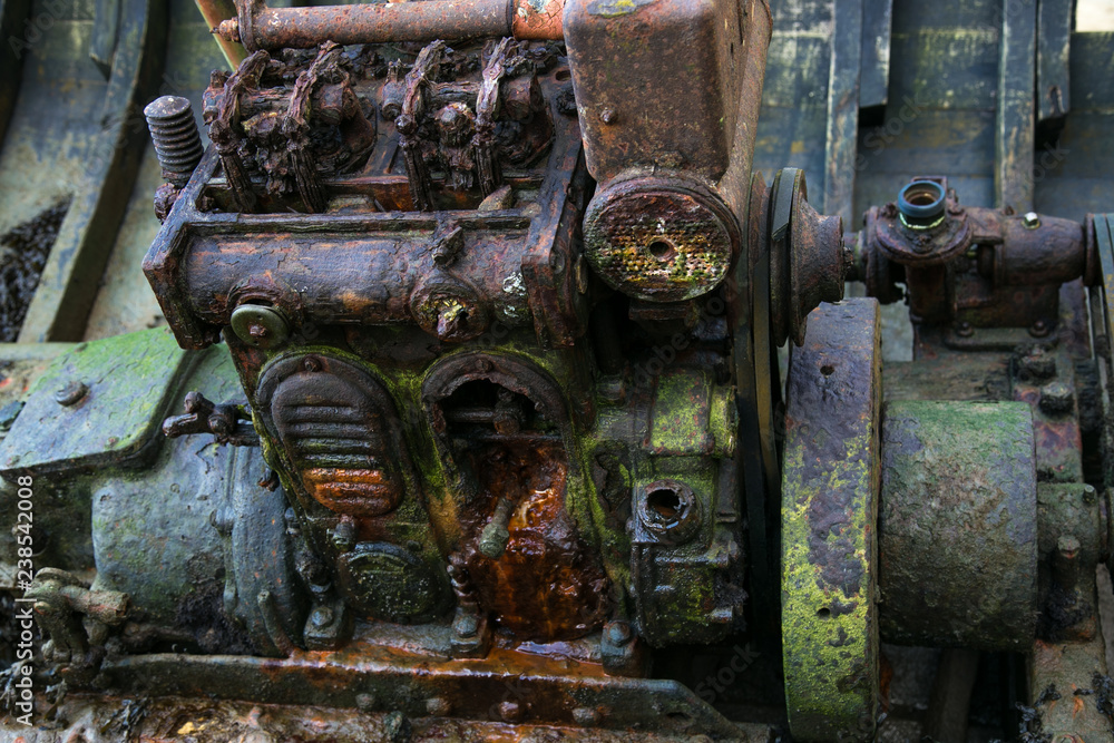 vieux moteur de bateau abandonné et rouillé vieux moteur de bateau abandonné et rouillé