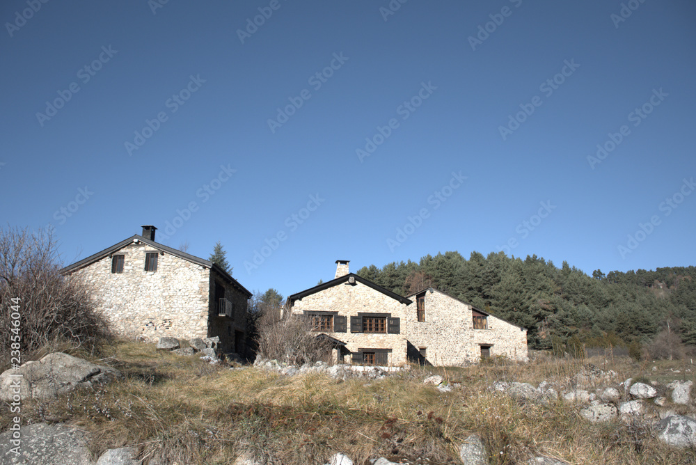 Casas rurales en Andorra. Montañas de los pirineos al Sud de Europa foto de  Stock | Adobe Stock