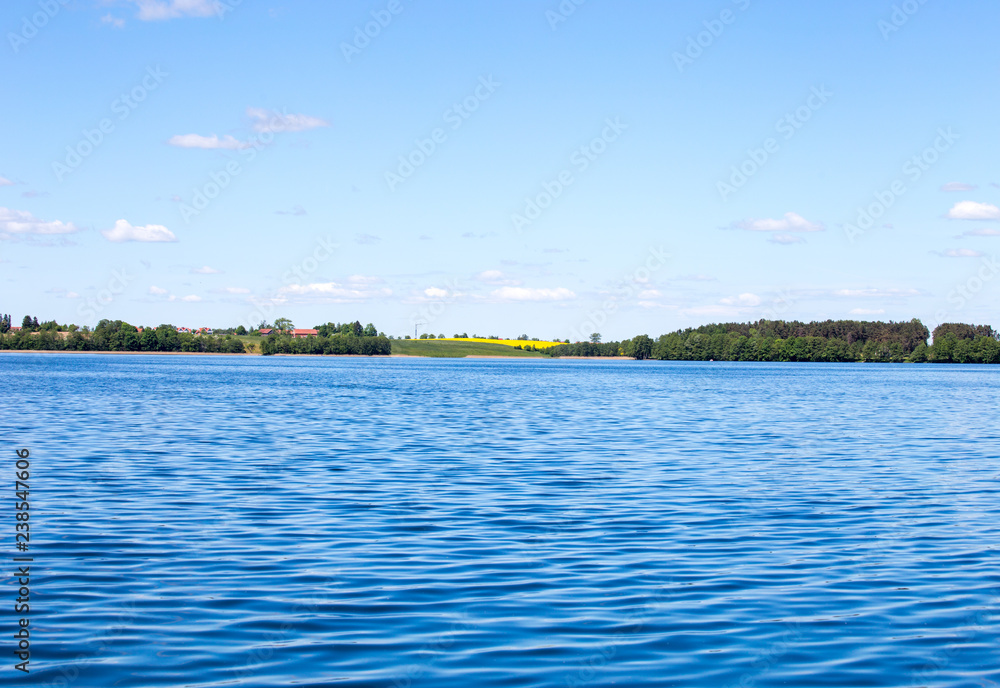 brzeg i jezioro w słoneczny dzień