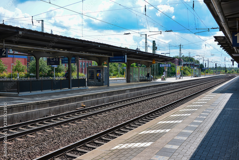 Bahnsteig Gleise Bahnhof leer Kleinstadt Oberleitung
