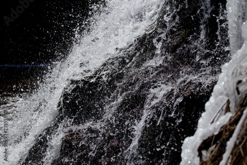 cascade, gros plan sur les gouttes d'eau © Tof - Photographie