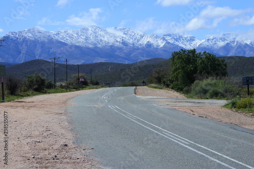 Canvas Print Schneebedeckte Berge und eine Straße durch die kleine Karoo in Südafrika