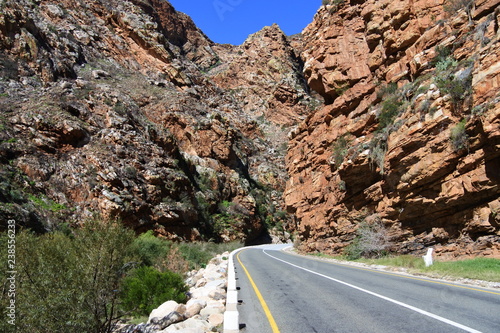 Straße durch die Meiringspoort Schlucht in Südafrika