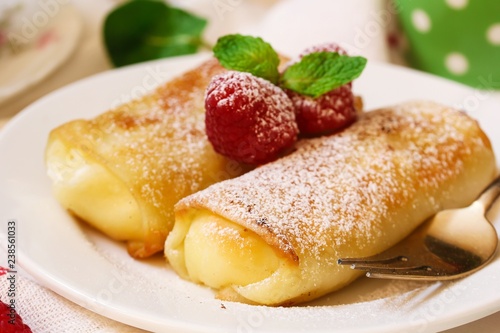 Foto Homemade Cheese Blintz / Stuffed Crepes , selective focus